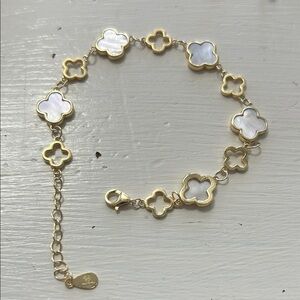 Regal Jewelry gold tone mother of pearl clover bracelet.